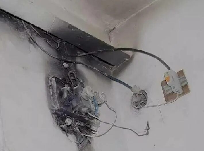 Электропроводка. Обгоревшие провода. Старые алюминиевые провода. Оголенная электропроводка. Сгорела проводка в квартире.