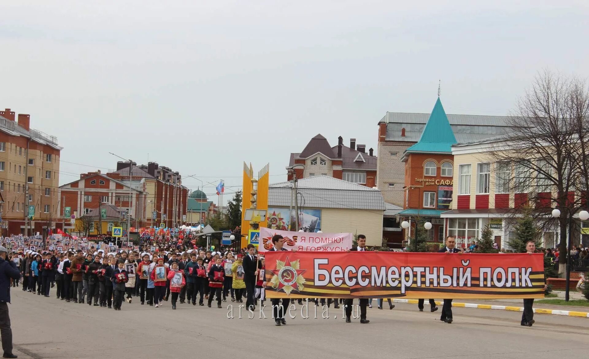 Стела орджоникидзевский район пермь. Бессмертный полк 2015 москва. Улица бессмертная. Замерзшая москва река. Бессмертный полк москва сверху.