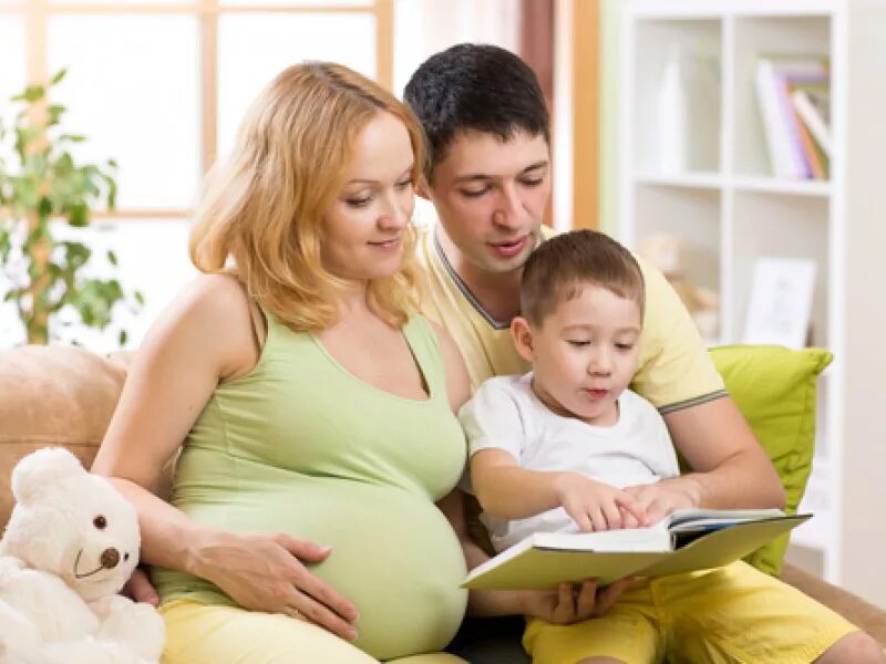 беременная женщина с семьей. беременная с ребенком. ожидает второго ребенка. материнство видео. в ожидании второго малыша.