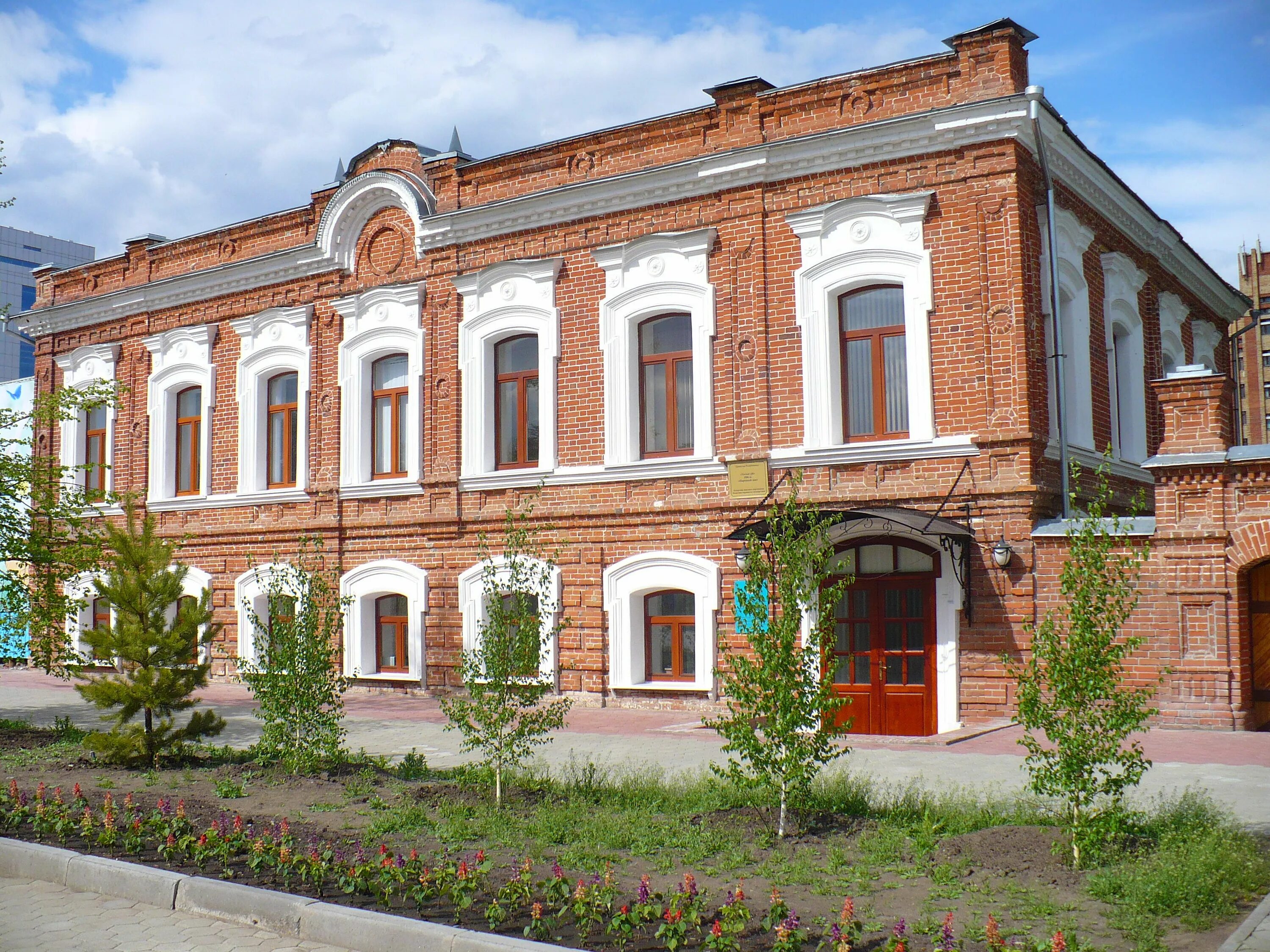 народное костанай. халык банк костанай. казахстанский банк здание. костанай панорама. исторические зднаия в костанае.