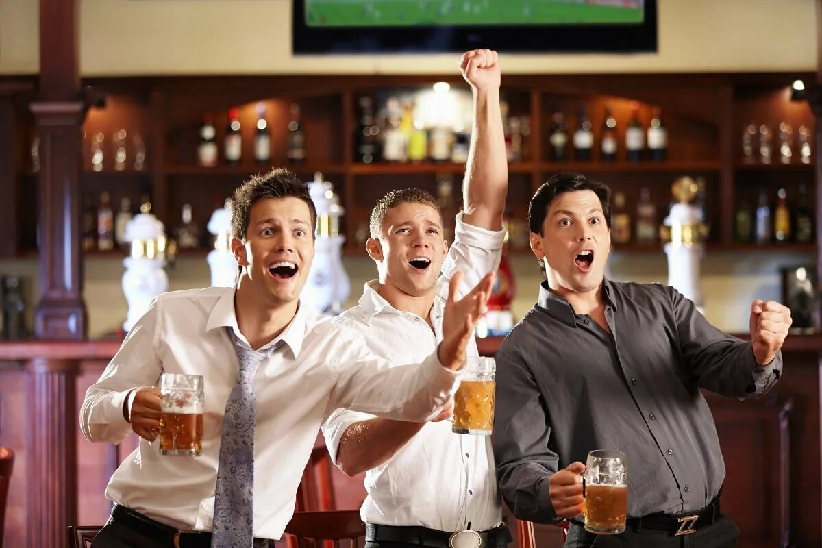 Мужчины друзья в гостях. Друзья в баре. Мужчина в баре. Люди в баре. Пьянка в пабе.