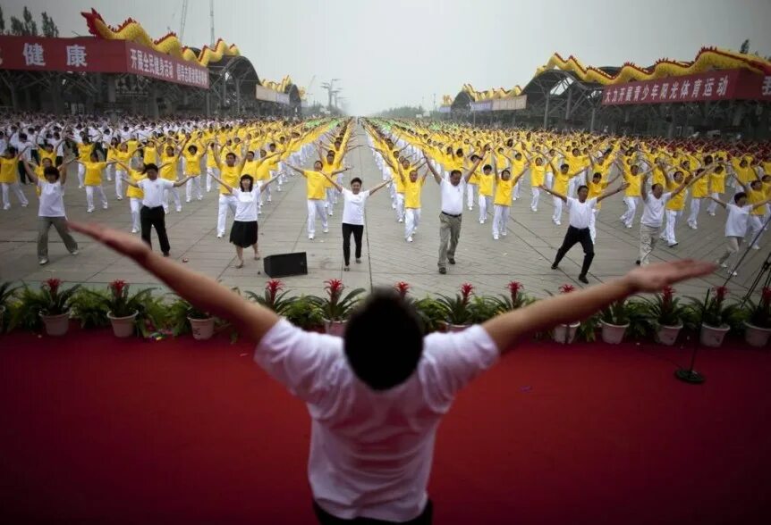 Китайская гимнастика tai chi. Китайская гимнастика цигун. Тай чи багуа. Зарядка на китайском. Занятия цигун в парке.