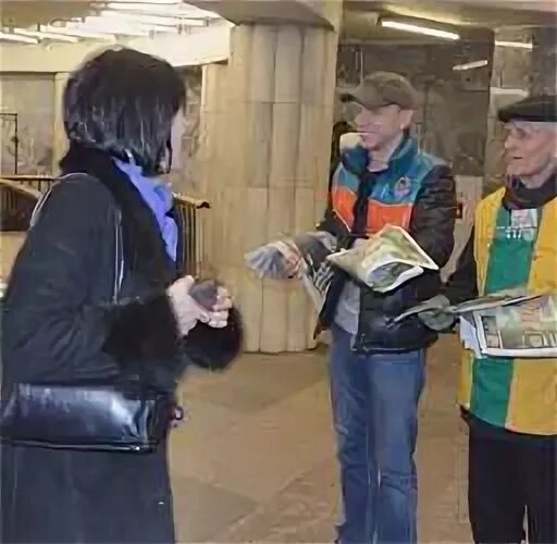 Промоутер с газетами. Раздача газет москва. Газета вечерняя москва про метро. Раздавать газету метро. Распространитель газет.