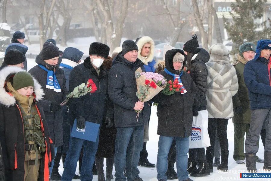 Память миасс вк. В память Миасс. Мемориал Миасс в память. Митинг в городе Миасс у 7я парк. Проведение день памяти 15 в городе Миасс.