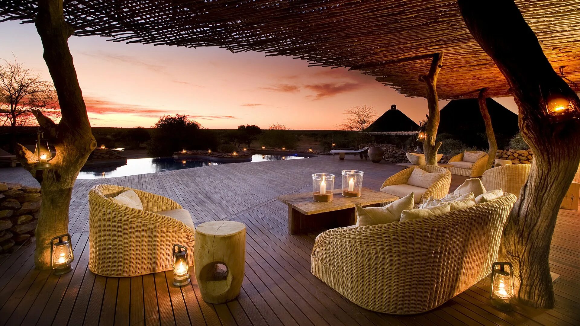 На веранде в 4 ночи. Вечерняя терраса. Подсветка террасы открытой. Веранда ночью. Вечер на даче.