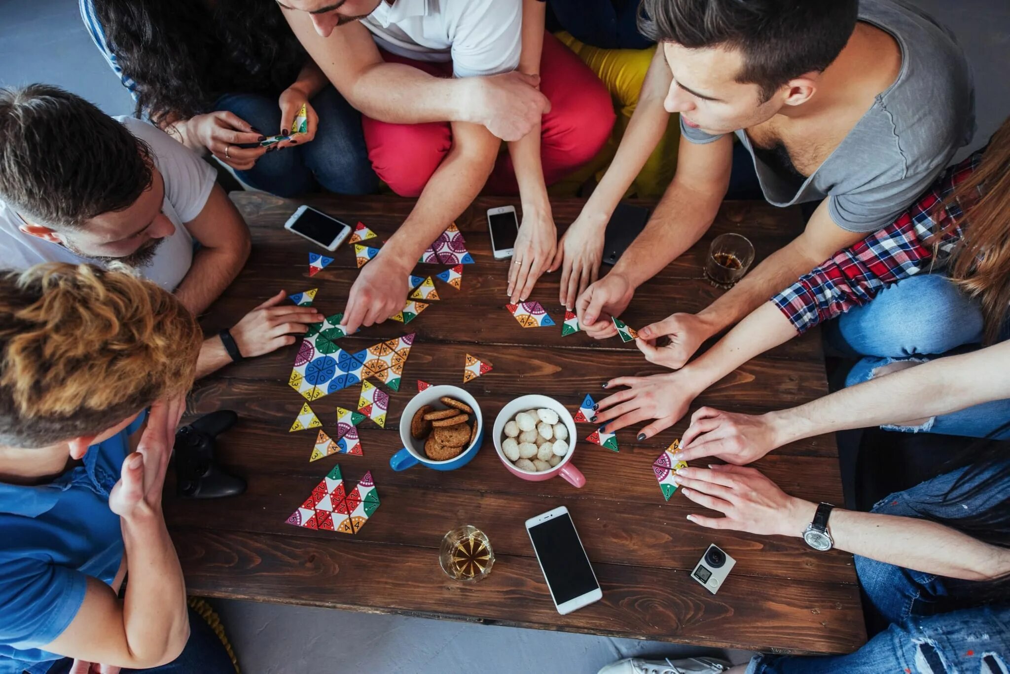 Friends games day. Вечер настольных игр. Настолки для компании друзей. Игроки в настольные игры. Люди играющие в настольные игры.