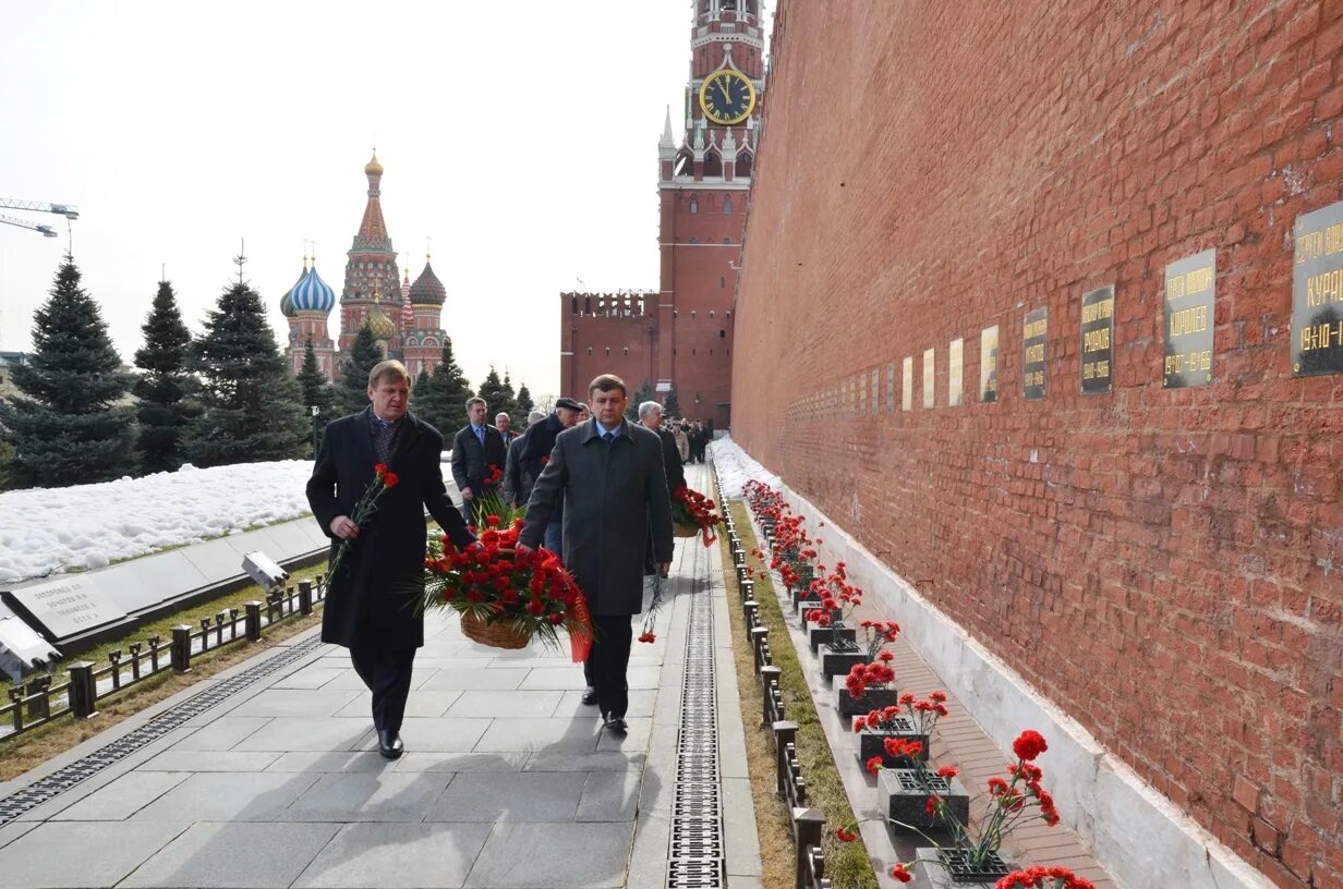 у кремлёвской стены песня. когда был зажжен вечный огонь на могиле неизвестного солдата. могила неизвестного солдата кремль. некрополь у кремлёвской стены, москва, красная площадь. у кремлевской стены где раскинулся парк.