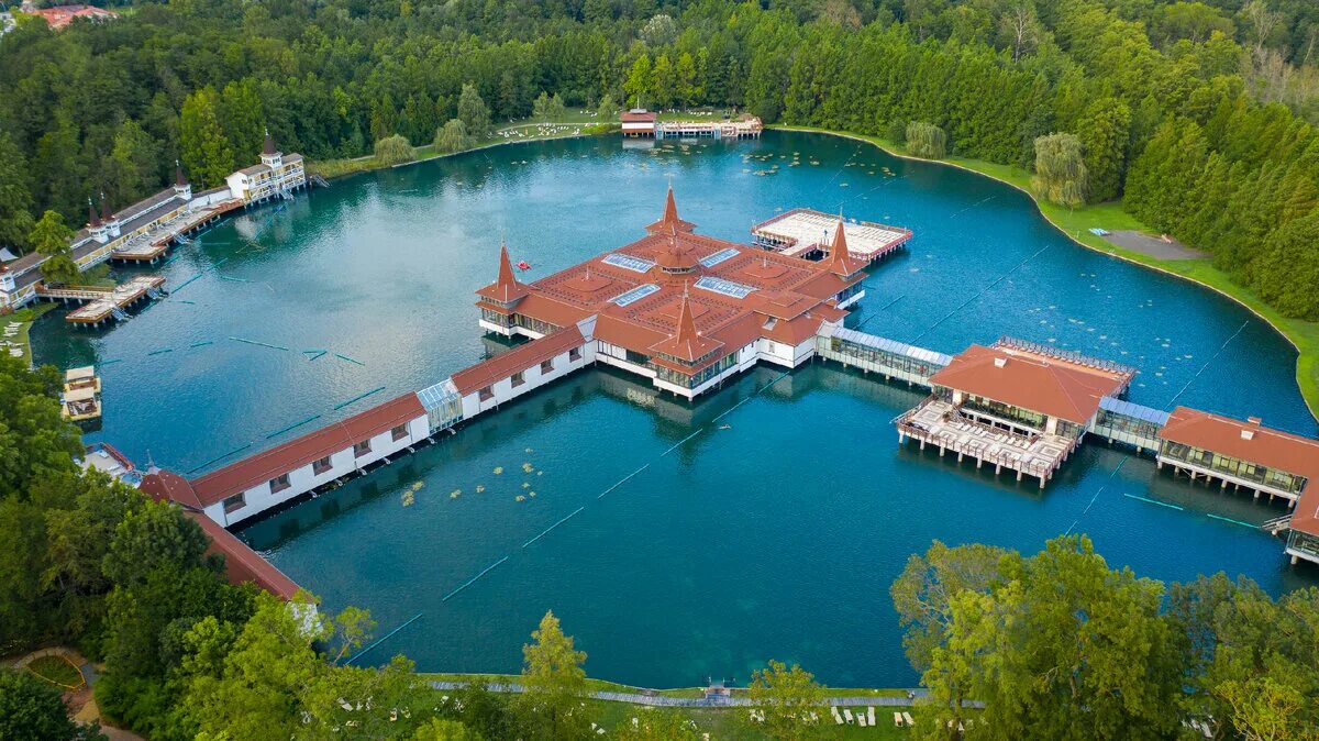 Озеро Хевиз Венгрия. Озеро Хевиз (Lake Hévíz). Озеро Балатон Хевиз. Ozero HEFIZ. Термальная лечебная вода одного курортов венгрии содержит