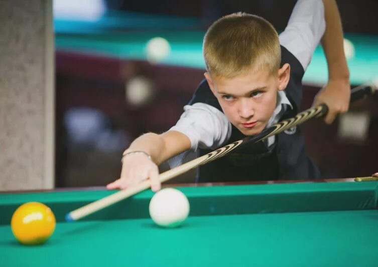 Бильярдист крыжановский сергей. Илья чечулин бильярд. Занятия бильярдом. Бильярд дети. Фотосессия в бильярдной ребенок.