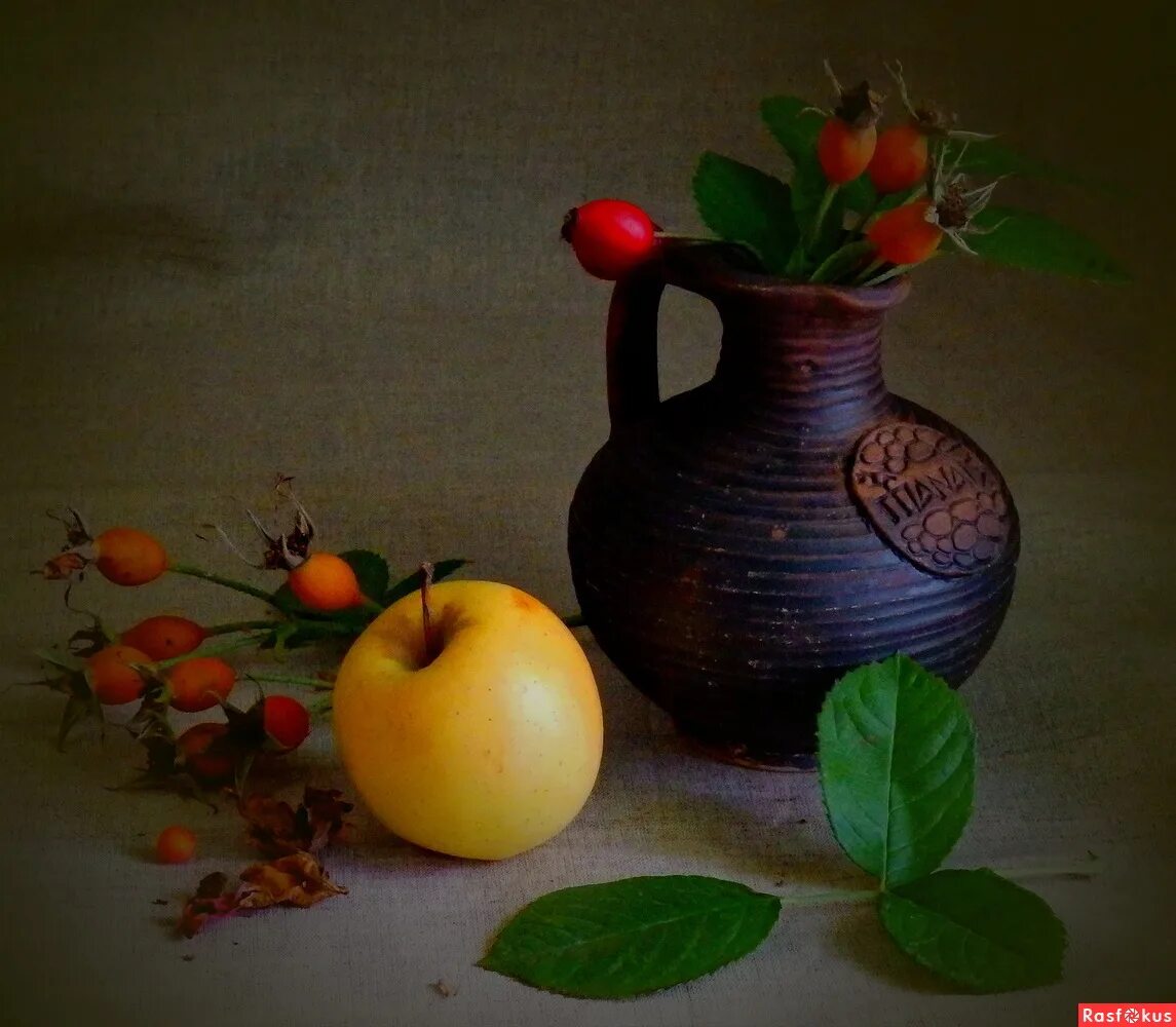 графин яблоко. графин яблоко. графин яблоко. кувшин и яблоко. кувшин натюрморт.