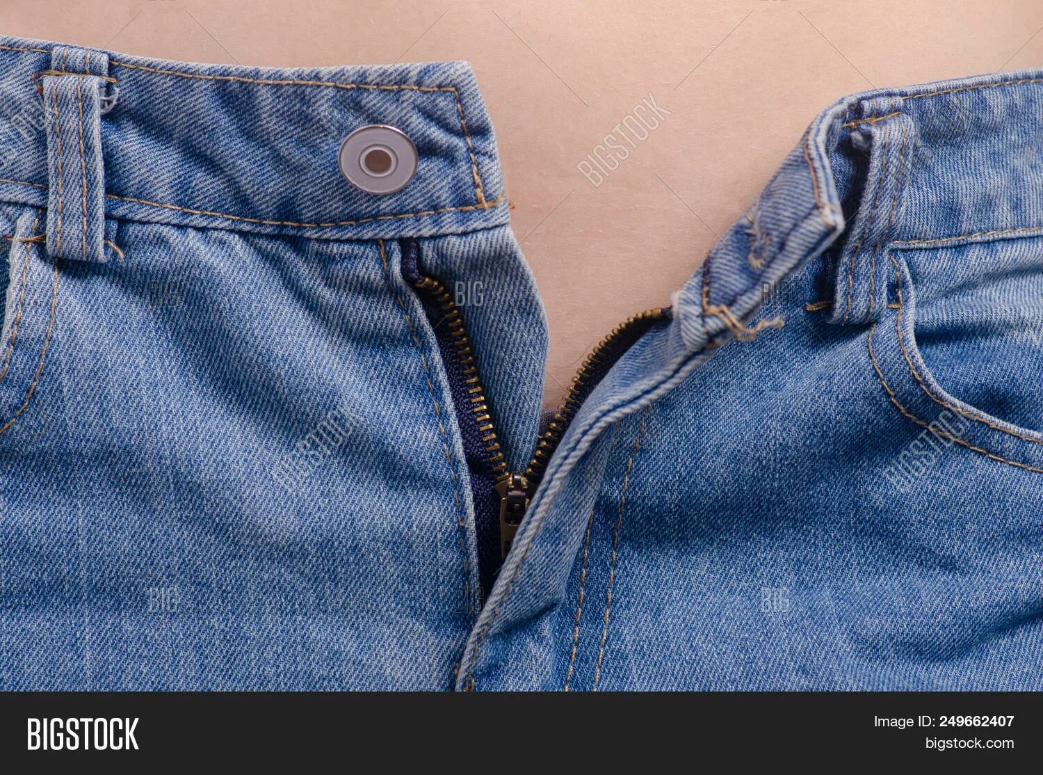 Расстегнутые джинсы вид сверху. Джинсы в расстегнутом виде. Тренд расстегнутые джинсы. Расстегнутые джинсы сбоку.