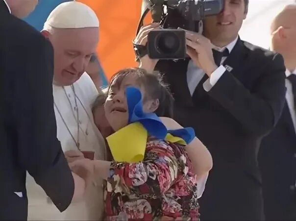 Папа Римский с флагом Украины. Папа Римский целует флаг Украины. Папа Римский с ленточкой даунов. Флаг даунов папа Римский. Страна даунов
