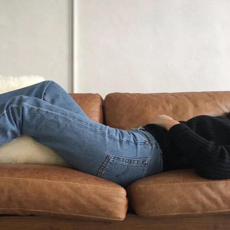 Девушка в штанах лежит. Девушки в джинсах лежат. Юные лежа. Девушка в рваных джинсах. Женщины на кроватях в джинсах.