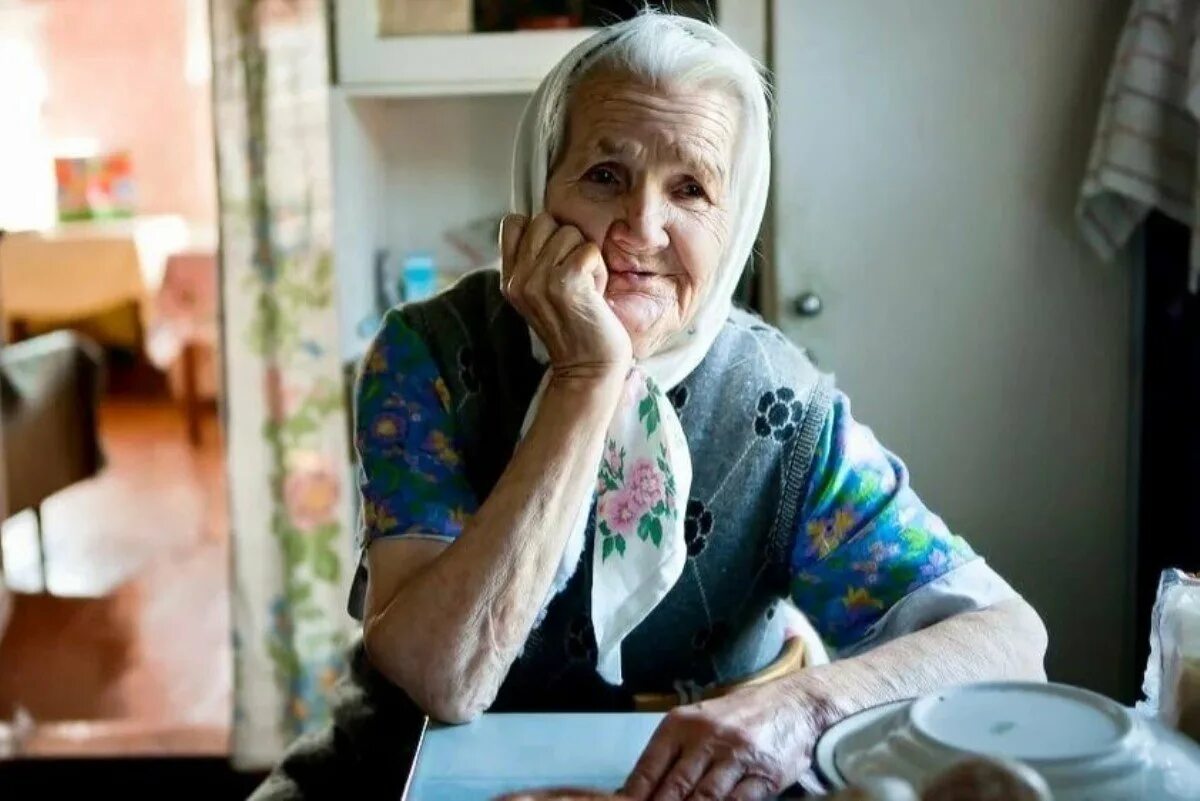Старушка в деревне за столом. Пожилая женщина за столом. Квартира бабушки. Бабушка сидит за столом. Какая бабушка полезнее