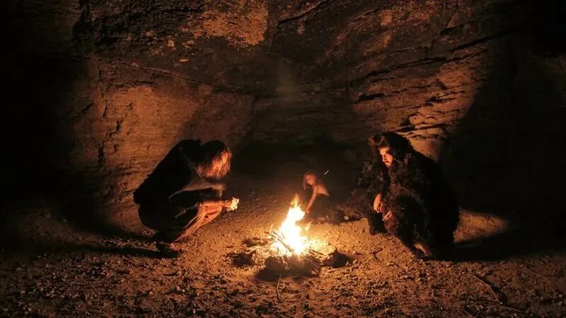 Свет в пещере. Люди в пещерах в древности. Жилище древних людей в пещере. Каменномостский пещера древнего человека. Пещера лианг-буа, индонезия.