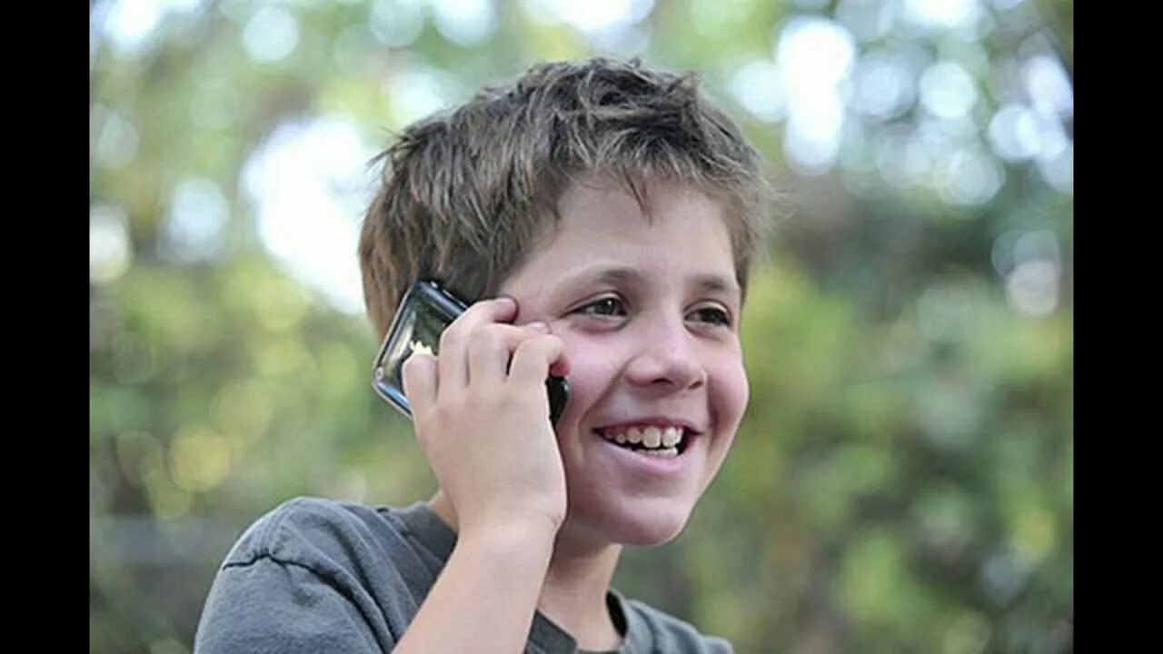 Ребенок с телефоном. Подросток говорит по телефону. Телефонный мальчик. Школьник с телефоном. Ребенок звонить маме