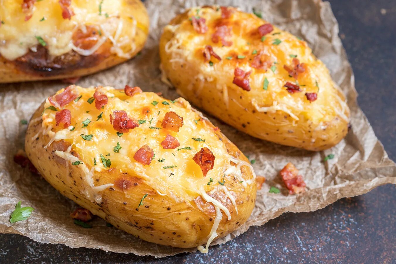 Картофель в духовке с ветчиной и сыром. Картофель с начинкой. картошка фаршированная беконом и сыром. картофель фаршированный беконом. картофель фаршированный ветчиной и сыром.