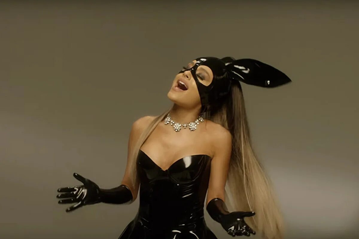 Are dangerous women. Певицы Vevo. Ariana grande Dangerous woman. Vevo девушка.