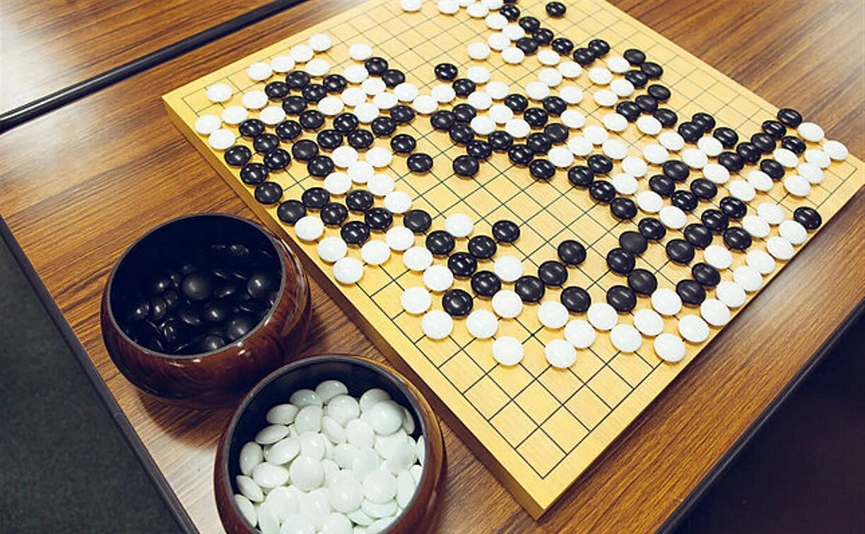 Играть в черно белый японский. Китайская игра го. Японская игра го. Японские шашки го. Японские шашки рэндзю.