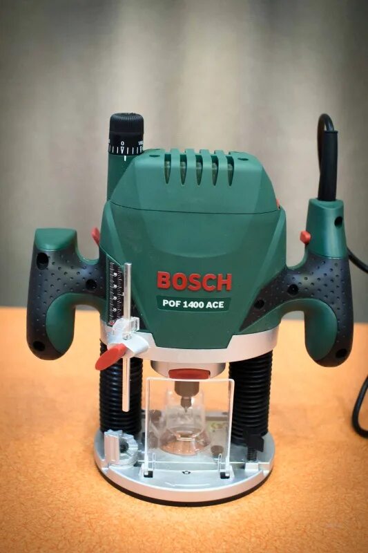 1400 ace 1400 вт. Фрезер Bosch POF 1400. Bosch POF 1400 Ace. Фрезер Bosch POF 1400 Ace + 6 фрез. Фрезер Bosch POF 1400 Ace установочные отверстия.