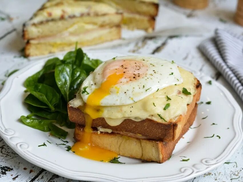 Французский завтрак крок месье. Сэндвич крок мадам. Тост крок мадам. Омлет крок мадам.