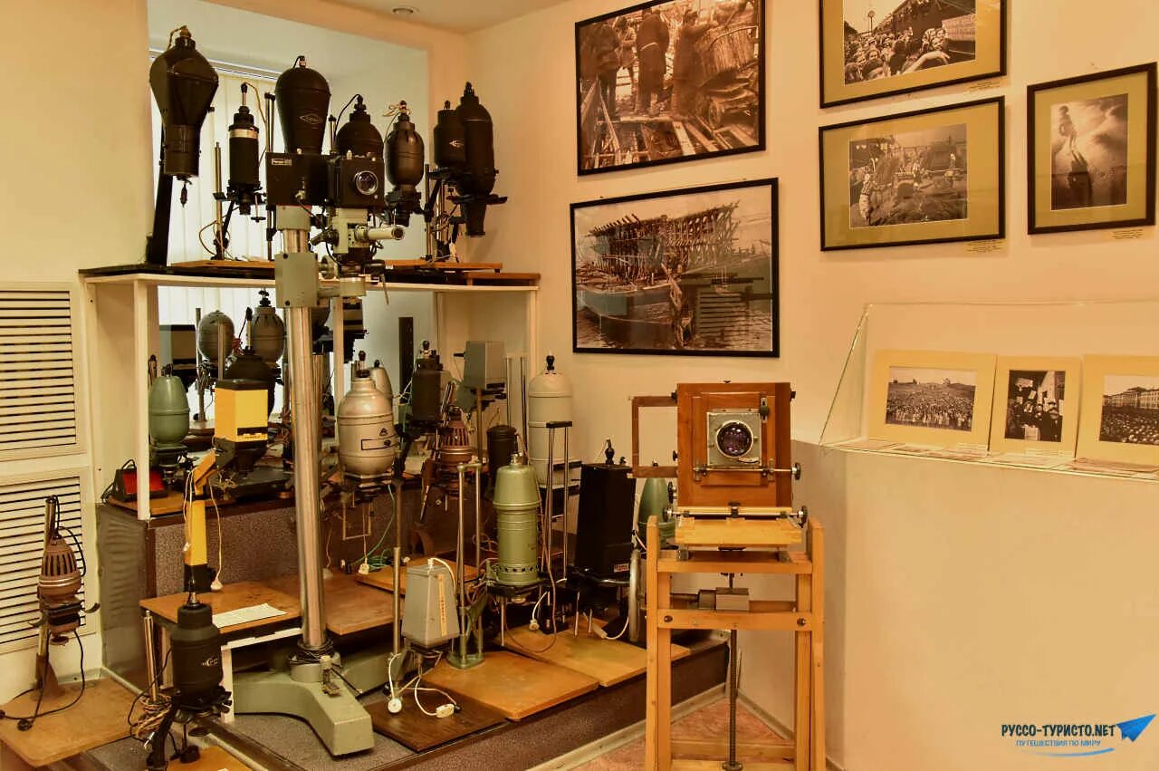 File:First hall of the Charlier Museum, view towards the entrance.jpg - Wikimedi