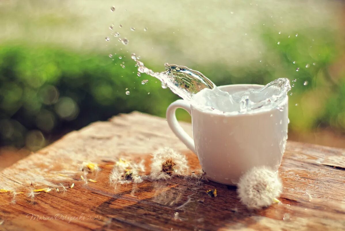 горячая вода в стакане. вода со льдом. стакан воды. стакан воды. чаша для воды.