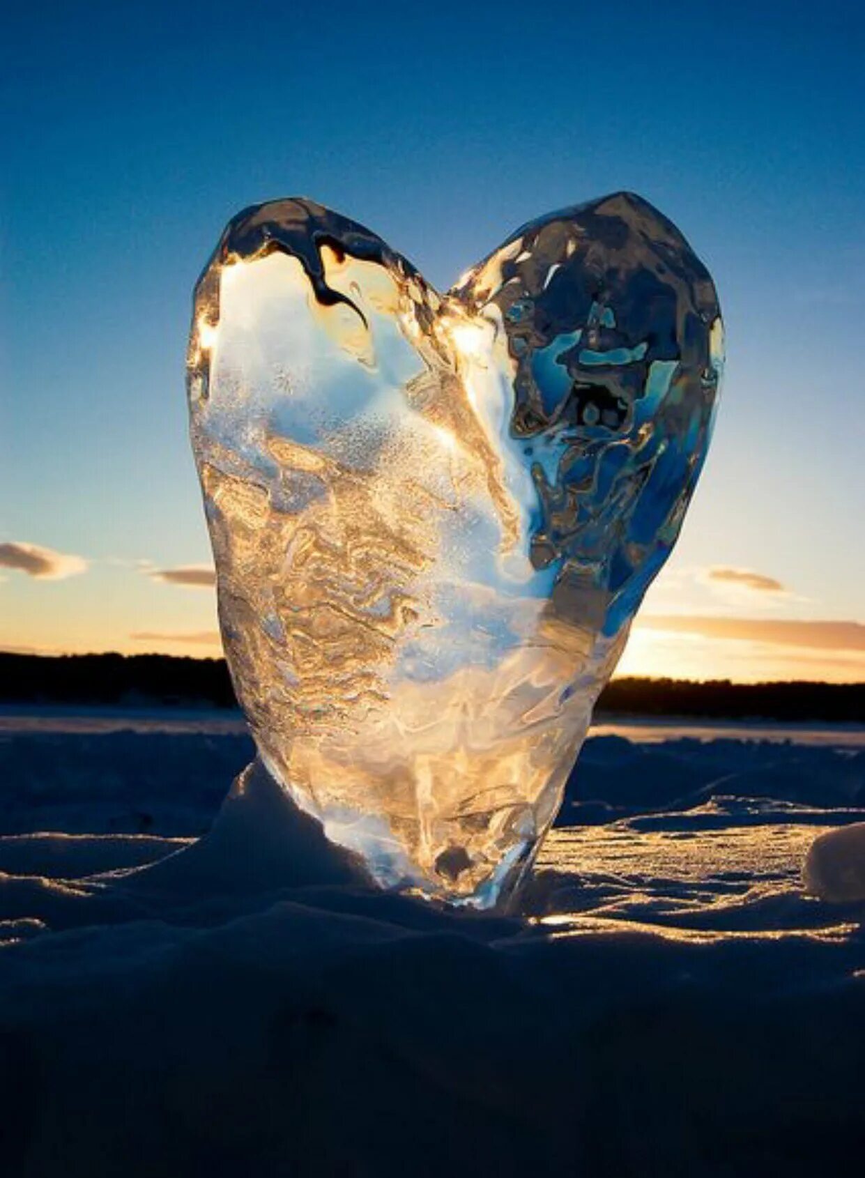 В тепле сердце в льдах. Сердце во льду. Ледяное сердце. Замерзшее сердце. Лед в форме сердца.