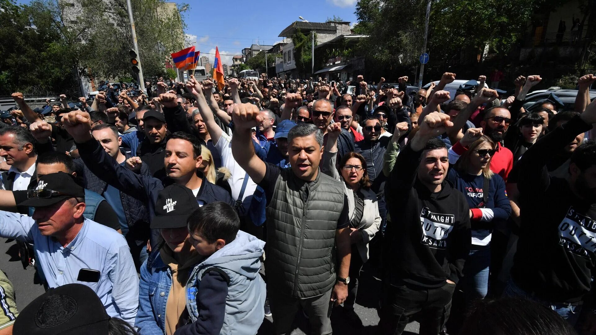 Сми ереван. Митинг Армении против Пашиняна. Спутник Армения протесты в Армении 2022. Митинг оппозиции в Ереване. Митинг шествие в Ереване.