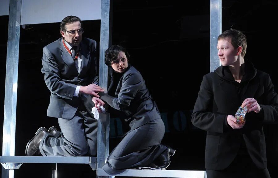 федор стрельников театр табакова. страх и нищета в третьей империи. страх и нищета в третьей империи. волович офорт. студия табакова ссср.