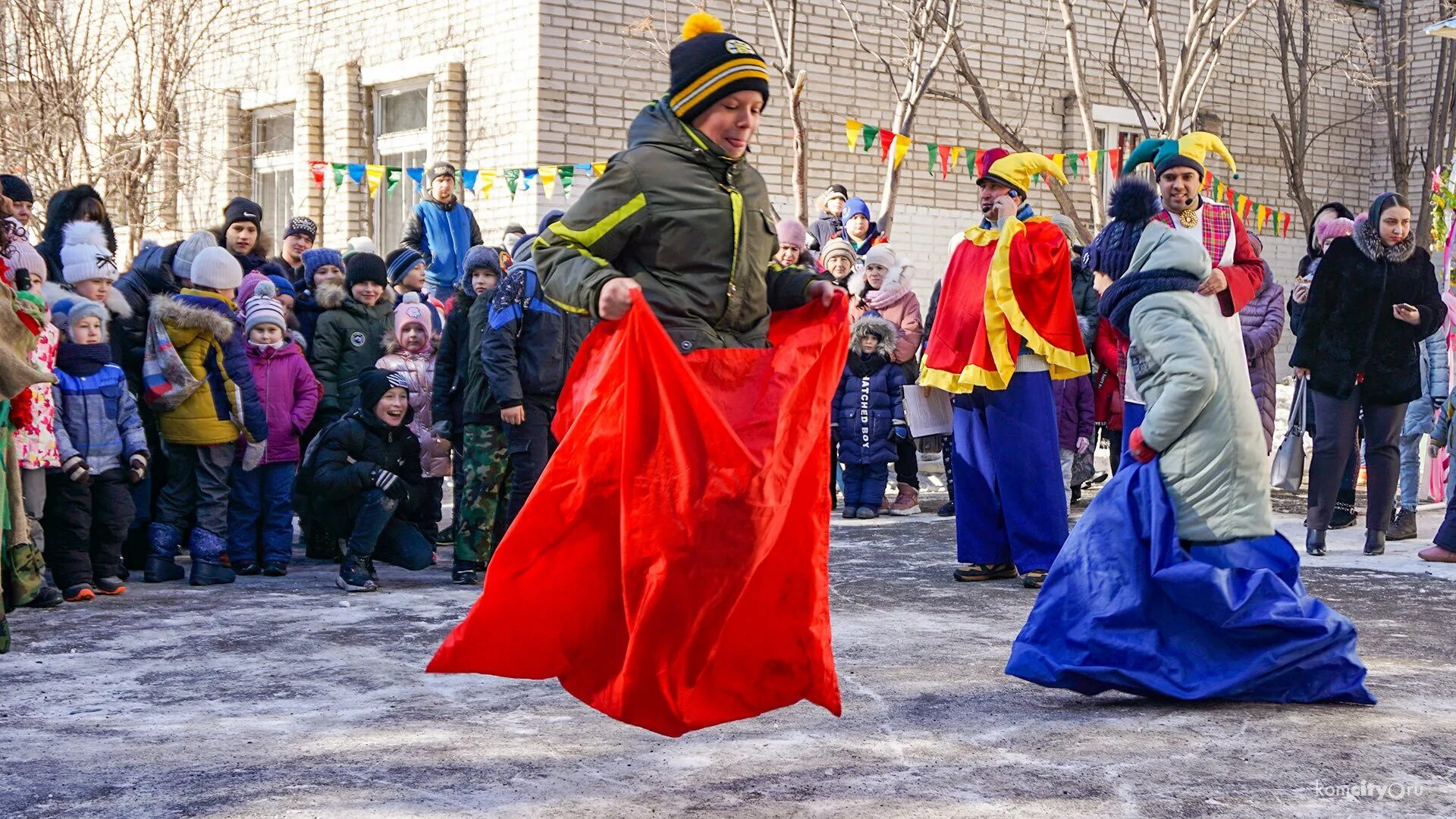 Зимние гуляния. Забавы на Масленицу на улице. Гуляния хороводы Масленицы. Зимние гуляния Масленица.