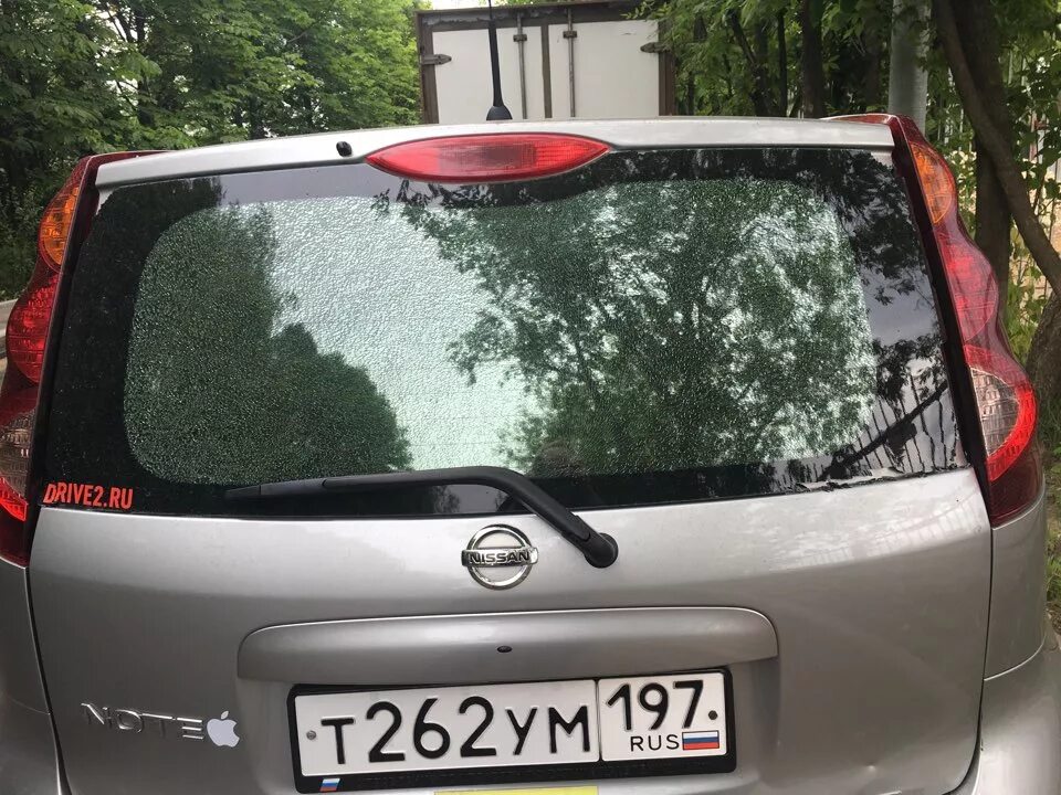 Nissan Note заднее стекло. Заднее стекло Ниссан ноут 2008. Заднее стекло 2013 Nissan Note. Ниссан нот 2006 стекло заднее.