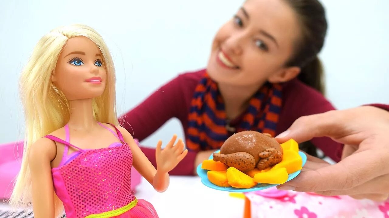 Барби играет в куклы. Кукла Барби мама и дочка. Кукла Барби игра для девочек. Барби с дочкой. Девочки играющие в куклы Барби.