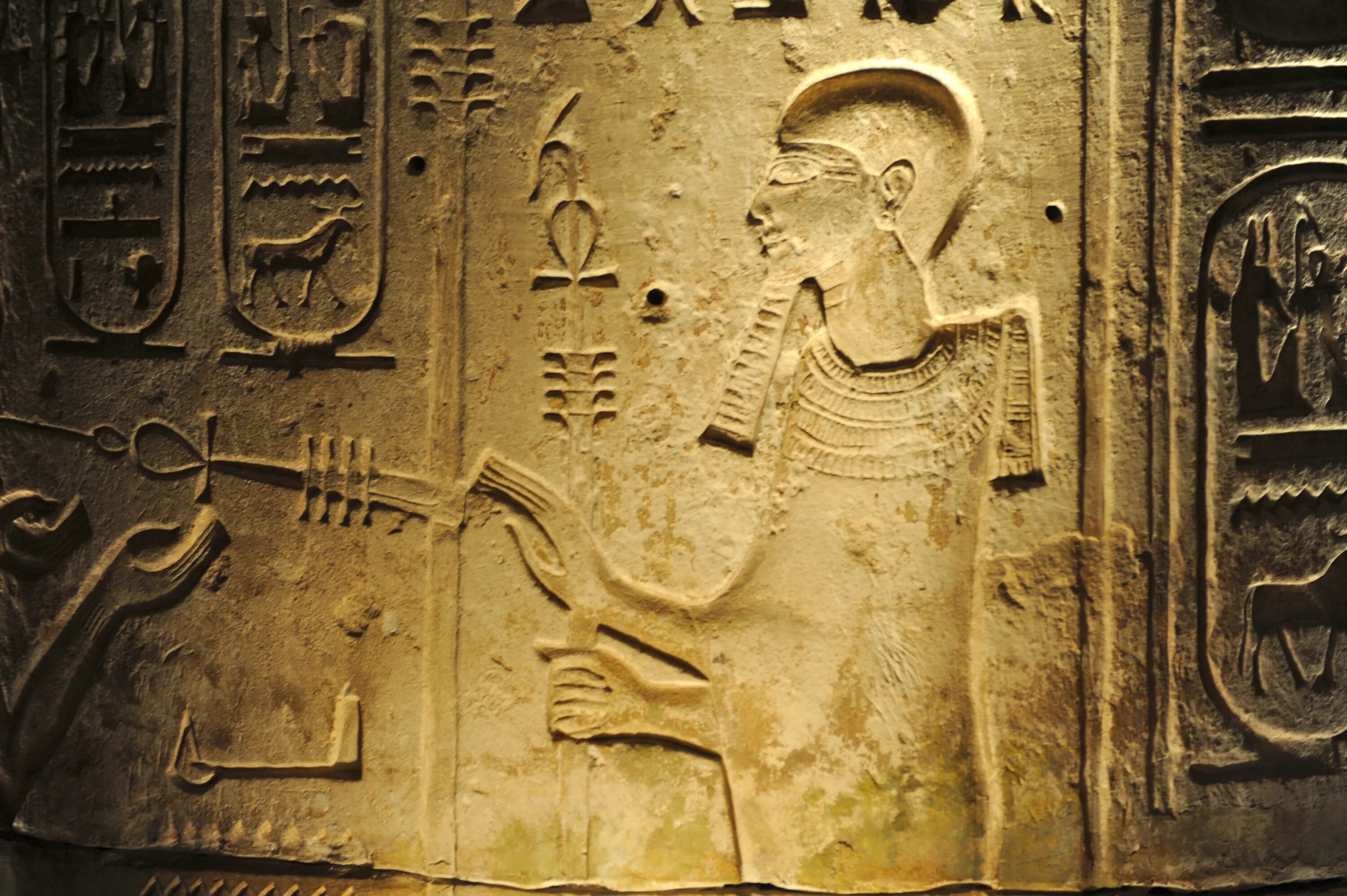 Иероглифы пирамид. Анкх фараона древний Египет. Анх древний Египет музей. Иероглиф Джед Египет. Анх в древнем Египте.