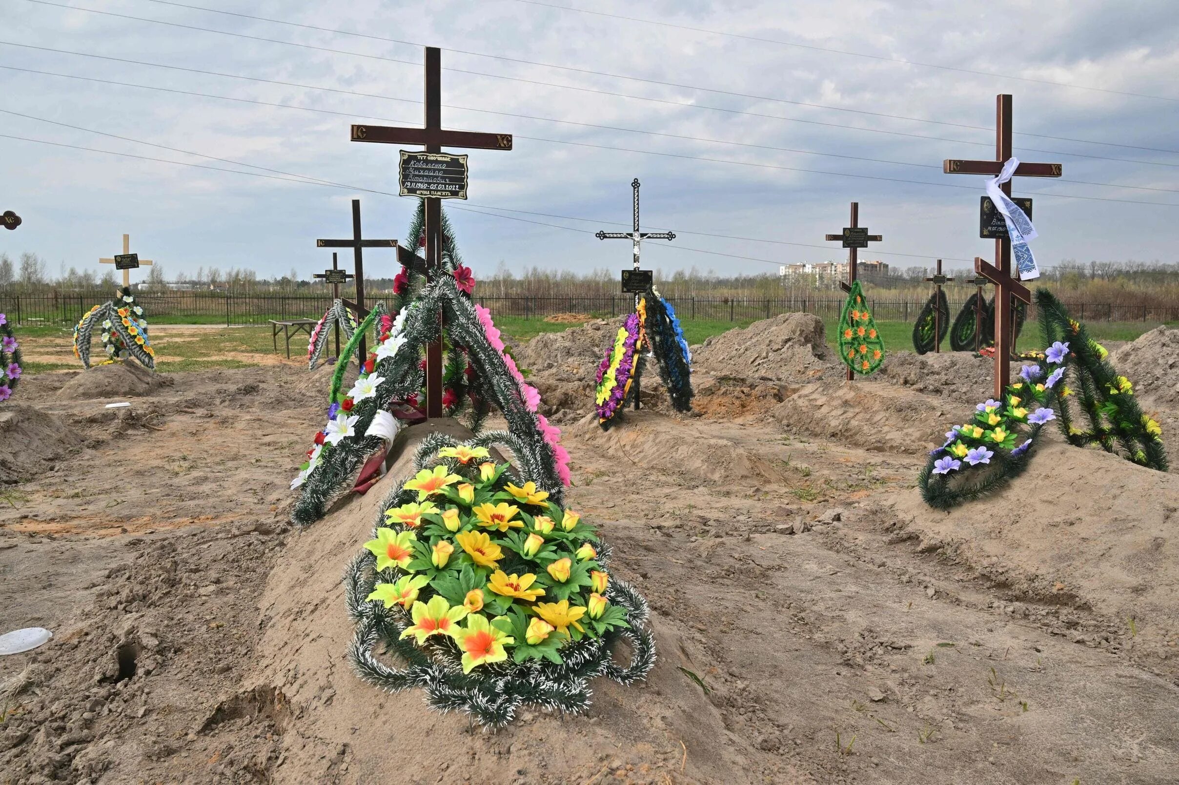 Гибнут мирные жители. Кладбища Украины. Кладбище погибших украинских военных. Русские кладбища погибших на Украине. Бескрайние кладбища на Украине.