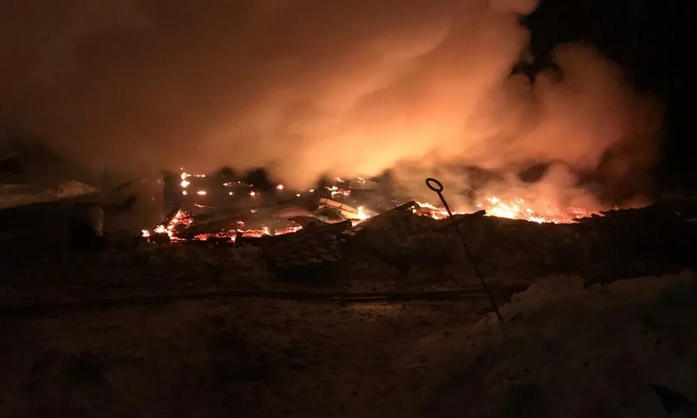 Горит деревня ночью. Горит село ночью. Пожар ночью вдалеке. Пожары в Вологодской области за последние сутки. Сгорел ночной