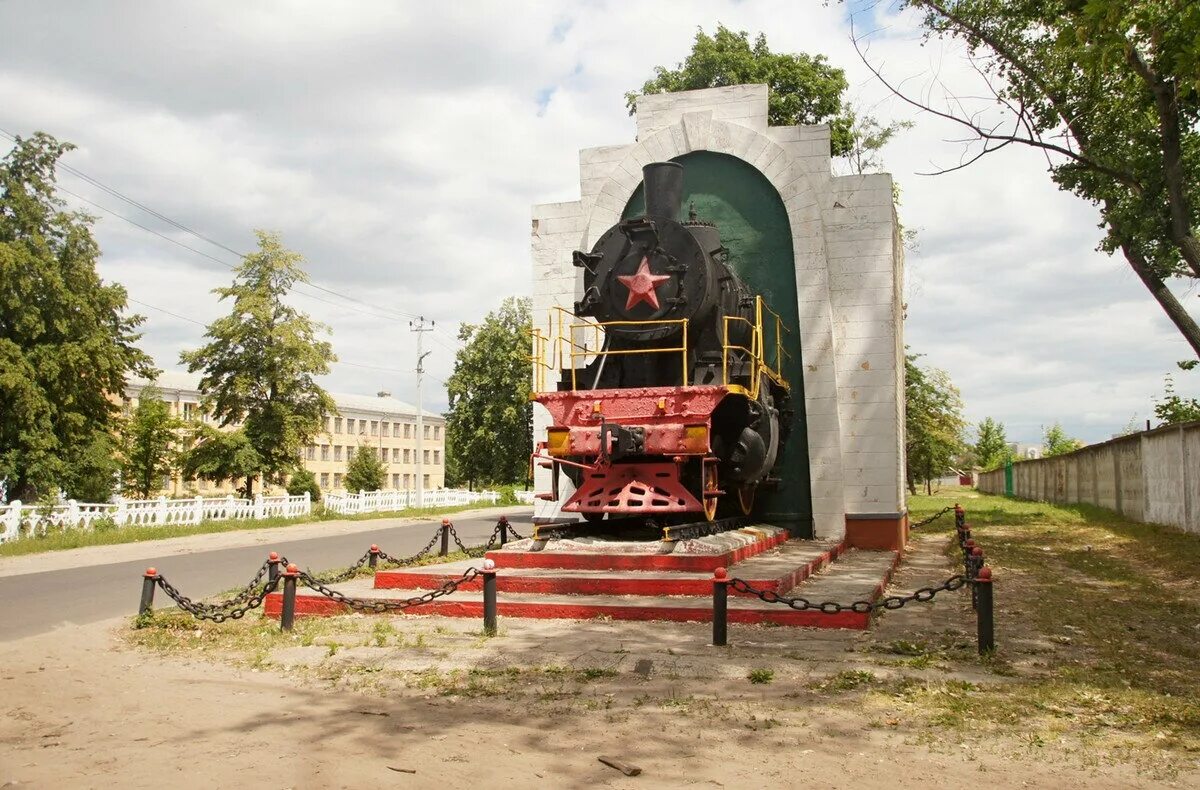 Россия белгородская область старый оскол. Паровоз старый Оскол. Старый Оскол достопримечательности города. Старый Оскол памятники. Железнодорожный парк старый Оскол.