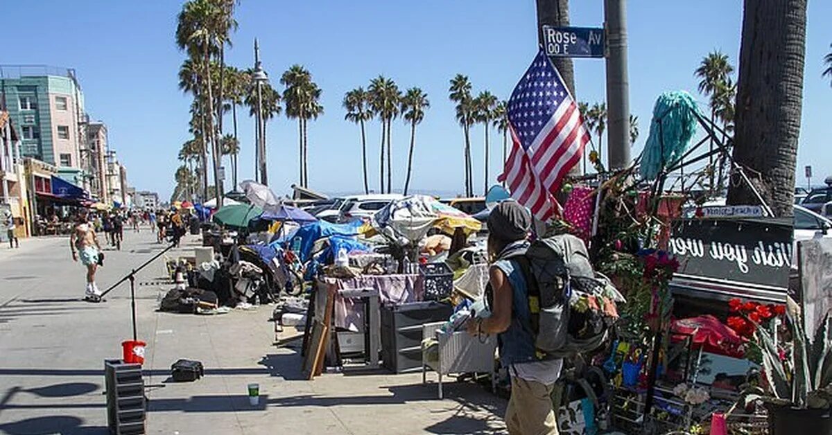 Венис Бич бомжи. Лос Анджелес Венис Бич бездомные. Район Венис в Лос Анджелесе. Лос Анджелес пляж Венис. Почему многие уезжают