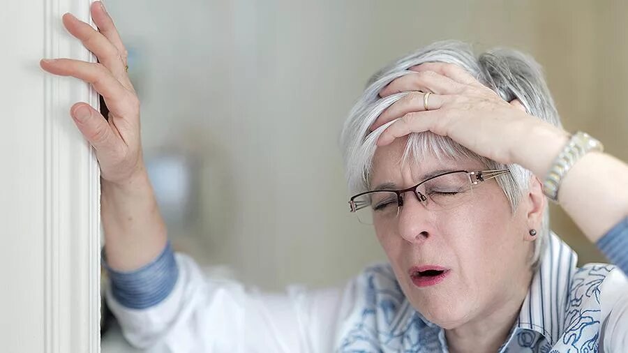 Головная боль головокружение нарушение зрения. Головная боль у бабушки. Головная боль у пожилых. Головная боль пожилой человек.