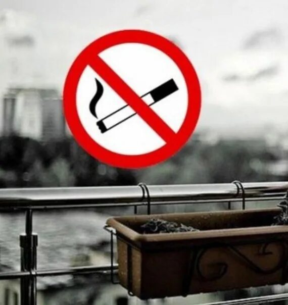 Курить на балконе запрещено. Курит на балконе. С сигаретой на балконе. Курение на балконе. Балкон курильщика.