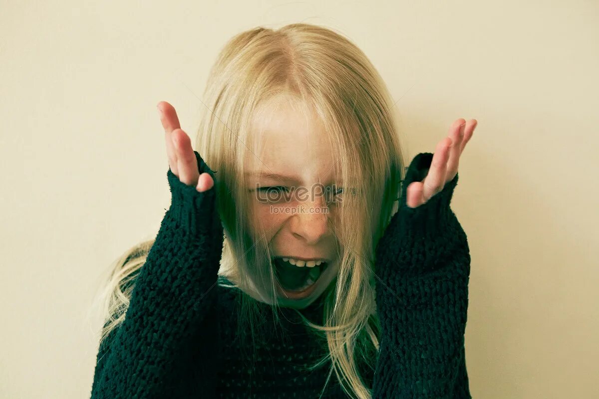 Юные девочки кричат. Кричащая девочка. Юные девочки кричат. Юные девочки кричат. Кричащая девочка подросток.