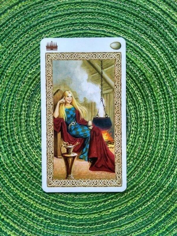 Таро пентакли королева. Перевернутая семерка пентаклей таро. Королева пентаклей колода. Семёрка пентаклей таро истока. 7 пентаклей и королева пентаклей.