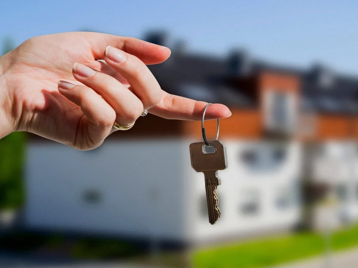 Ключи от новостройки. Съемное жилье. Ключи от новой квартиры в женской руке. Арендное жилье. Приватизированная квартира.