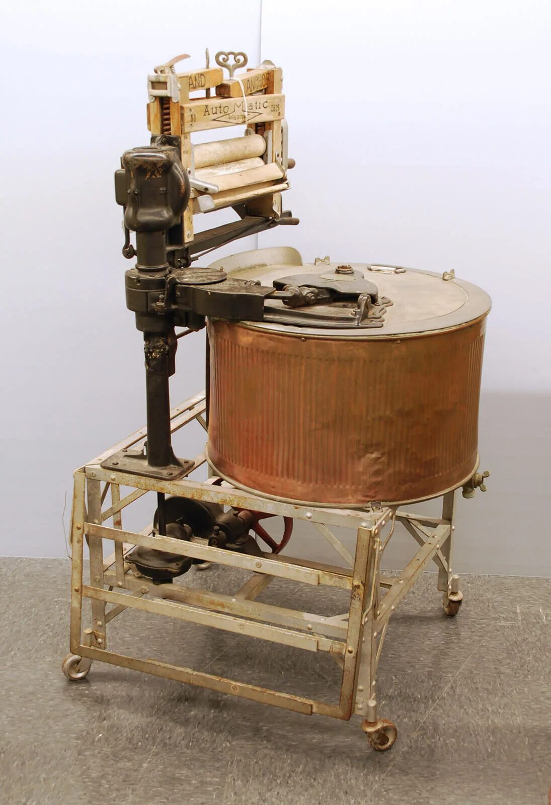 Первая стиральная машина автомат. Первая стиральная машина Уильяма Блэкстоуна. Уильям Блэкстоун стиральная машина. Первая стиральная машина Алва Фишер.