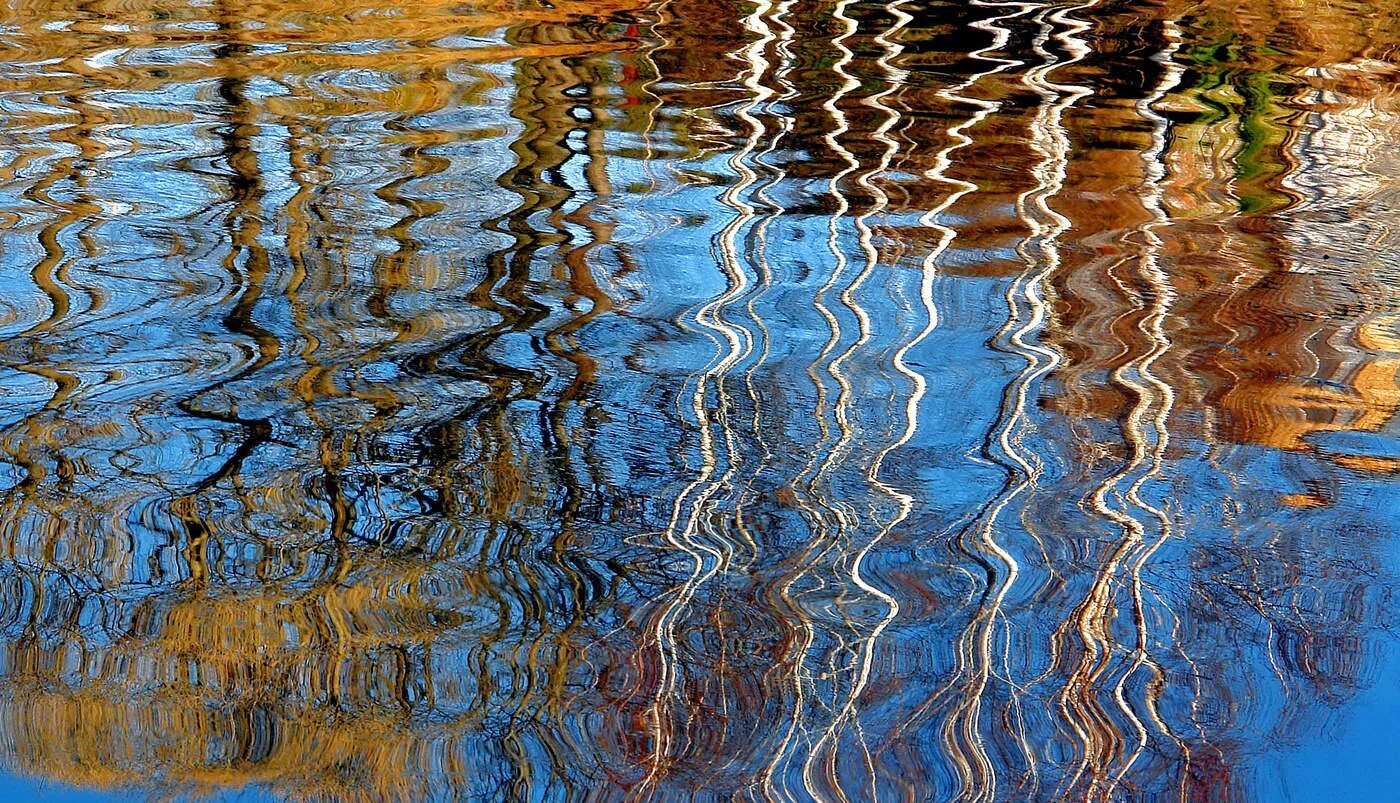 Отражаются на поверхности воды. Отражение в воде. Зыбь на воде. Рябь на воде. Блики на воде.