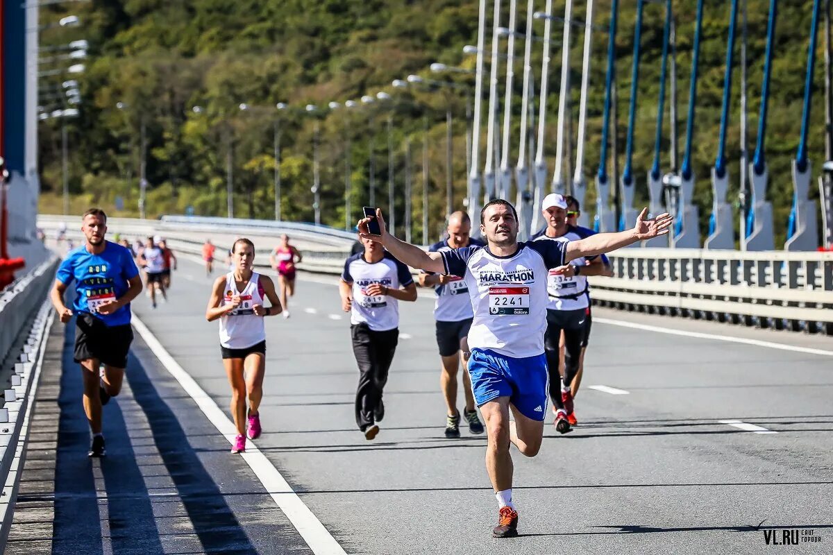 Спортсмены едут во. Международный марафон «мосты Владивостока». Марафон забег Владивосток. Мосты Владивостока забег. Фотомарафон.