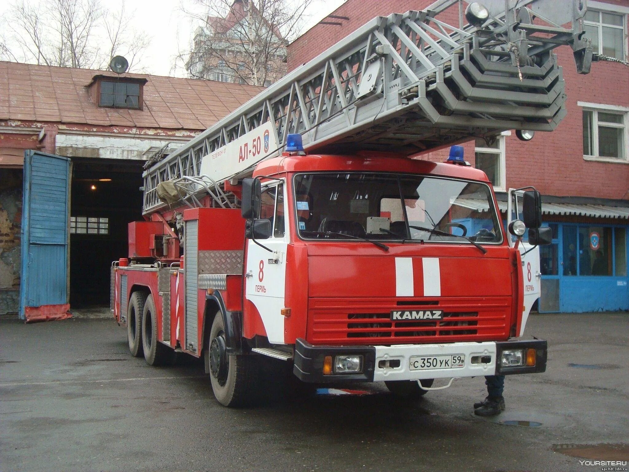 Пожарный автомобиль лестница. Пожарная автолестница ал 50 КАМАЗ. Ал-50 (КАМАЗ 65115) пожарная техника. Ал-50 КАМАЗ-65115. Автолестница пожарная ал-50 КАМАЗ-65115.