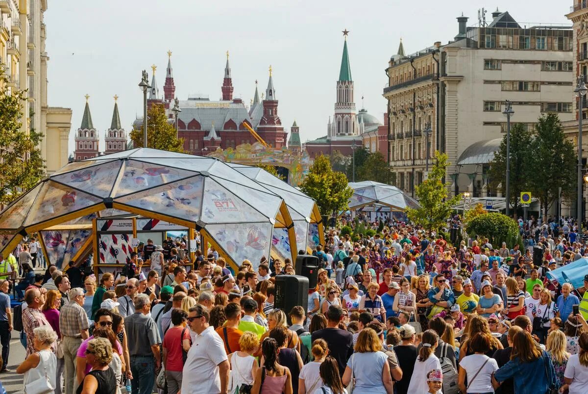 Как прошли праздники в москве. Праздник в городе. С днем города Москва. Городской праздник. Празднование дня города в Москве.