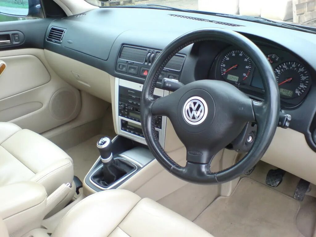 Volkswagen правый руль. Volkswagen Golf mk4 салон. VW Golf 4 салон. Volkswagen Golf 4 салон. Volkswagen Golf 4 максимальная комплектация.