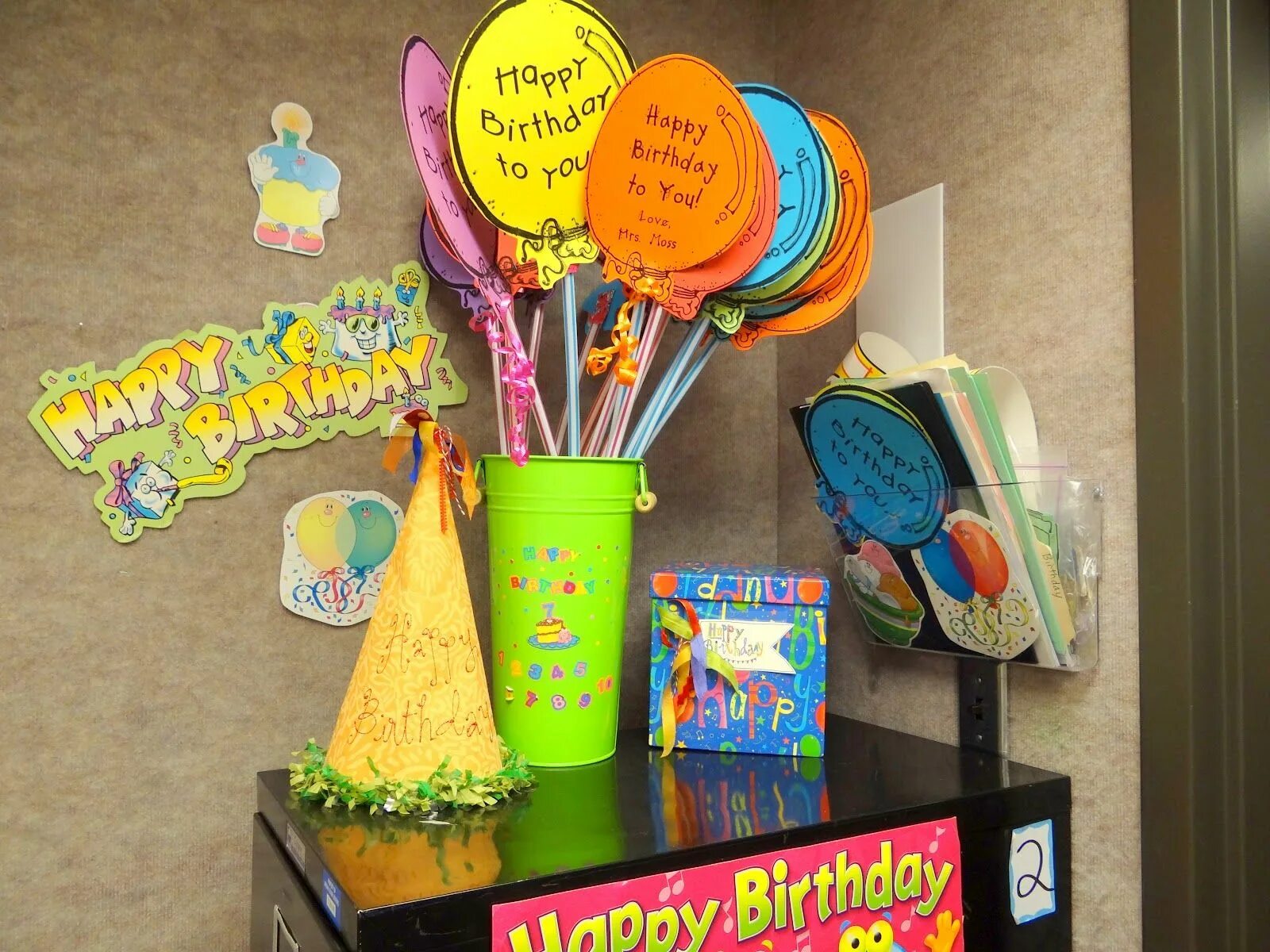 Креативные подарки на день рождения. Сюрприз на день рождения. Украшение офиса на др. Украсить на день рождения. Идея поздравления коллектива